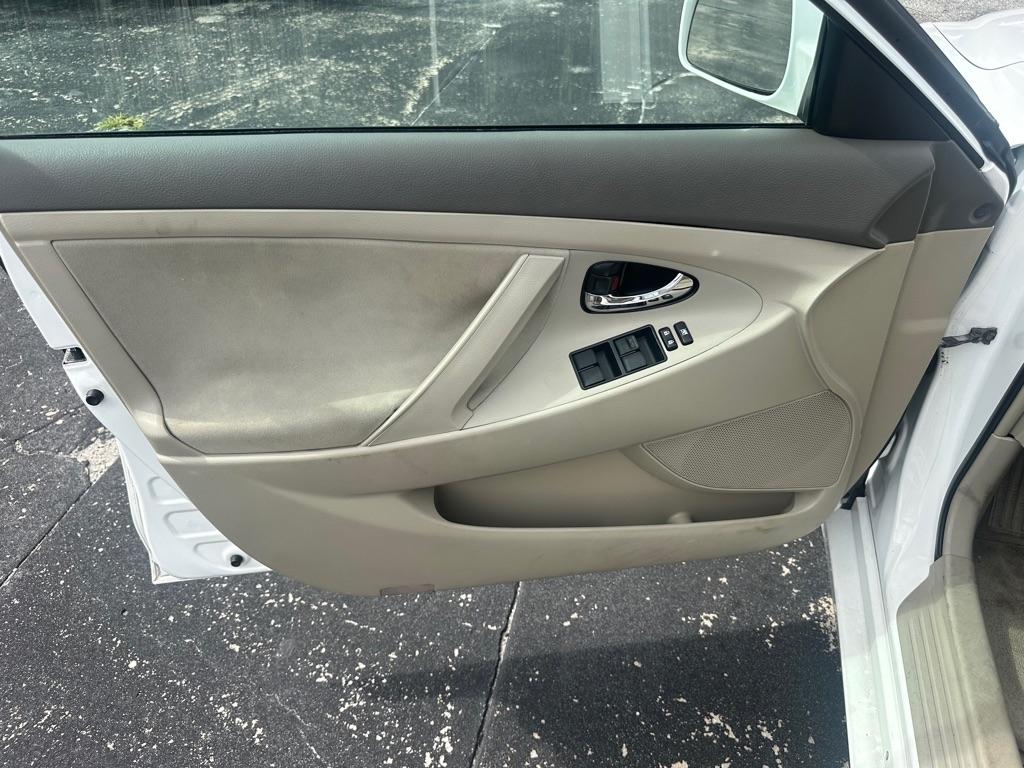 Toyota Camry 4dr Sdn I4 Auto LE (Natl) 2009