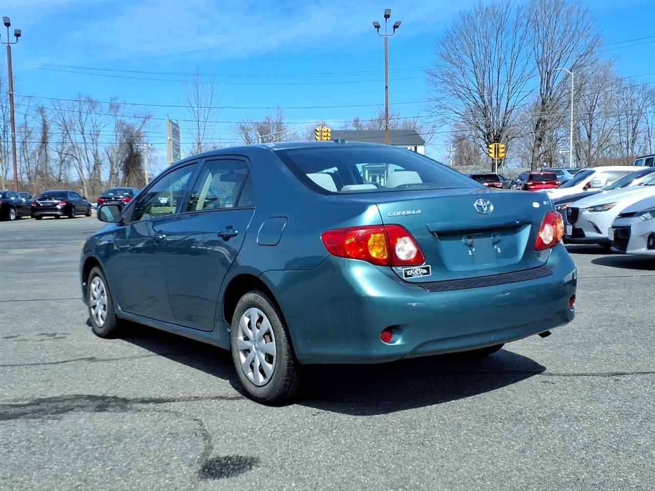 Toyota Corolla 4dr Sdn Auto LE (Natl) 2010