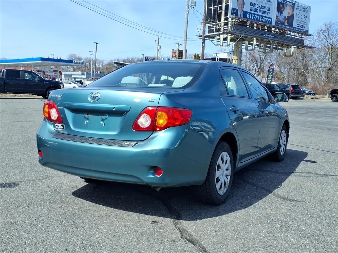 Toyota Corolla 4dr Sdn Auto LE (Natl) 2010