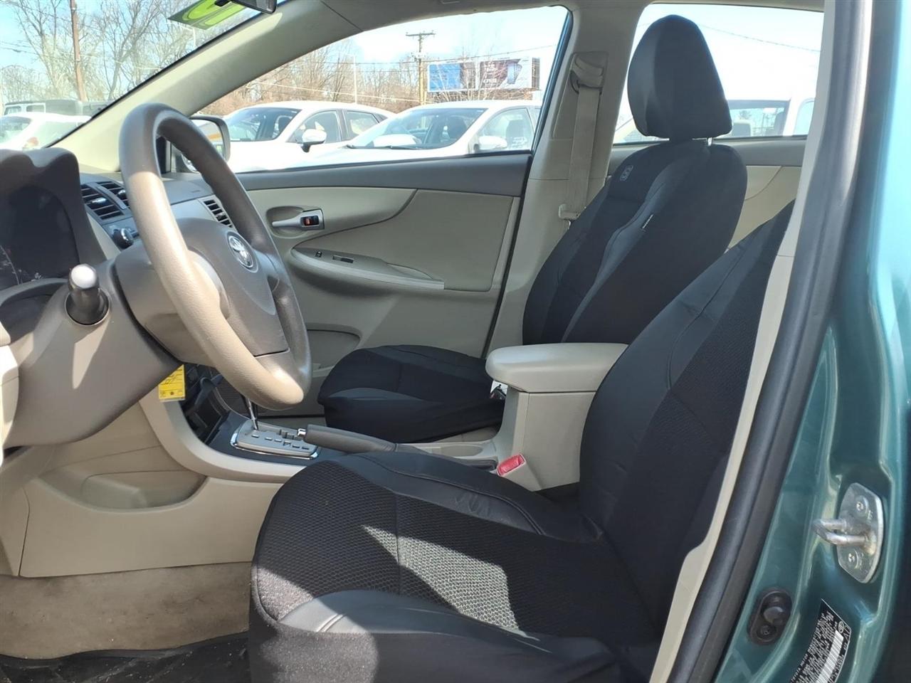 Toyota Corolla 4dr Sdn Auto LE (Natl) 2010