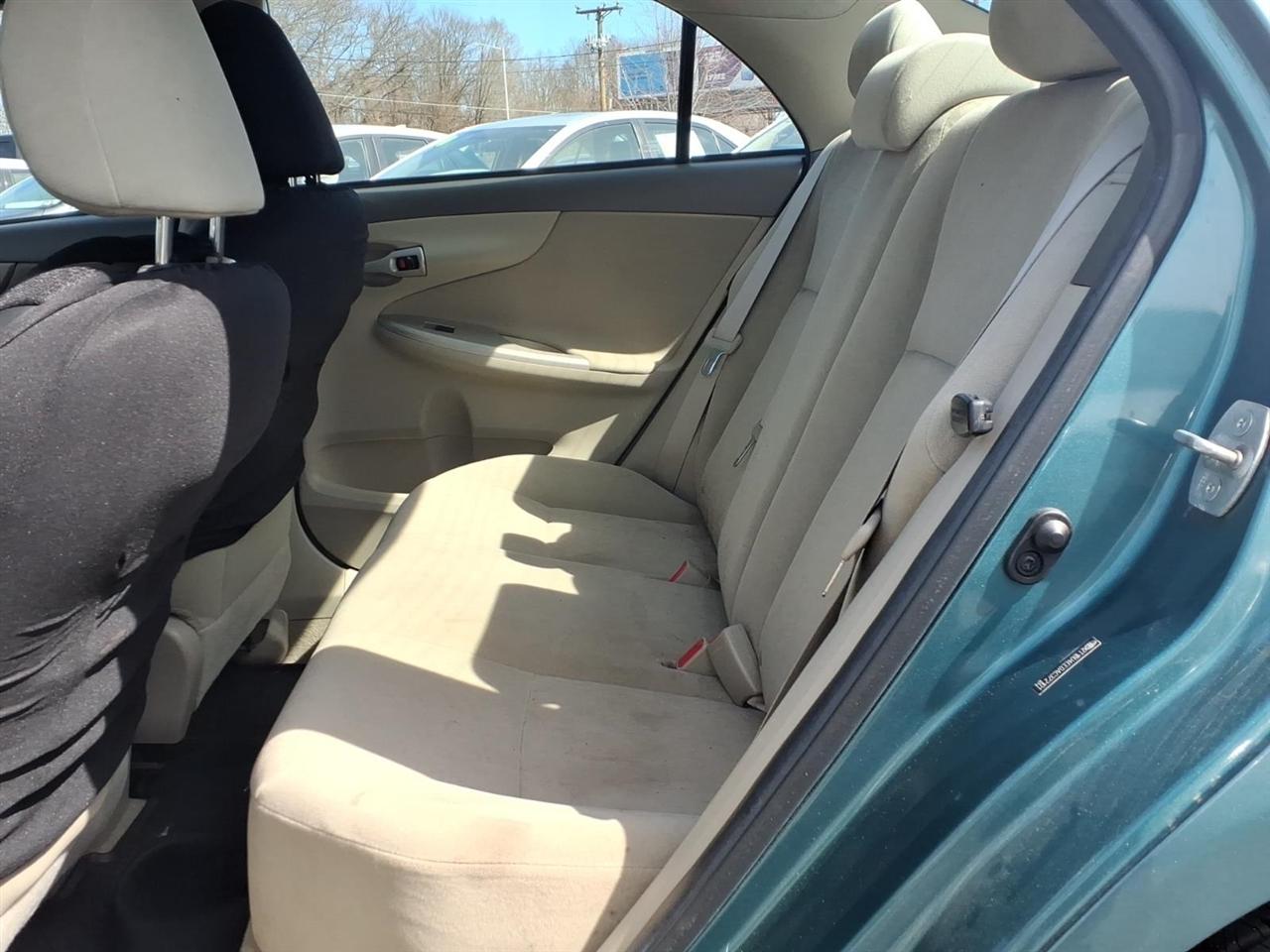 Toyota Corolla 4dr Sdn Auto LE (Natl) 2010
