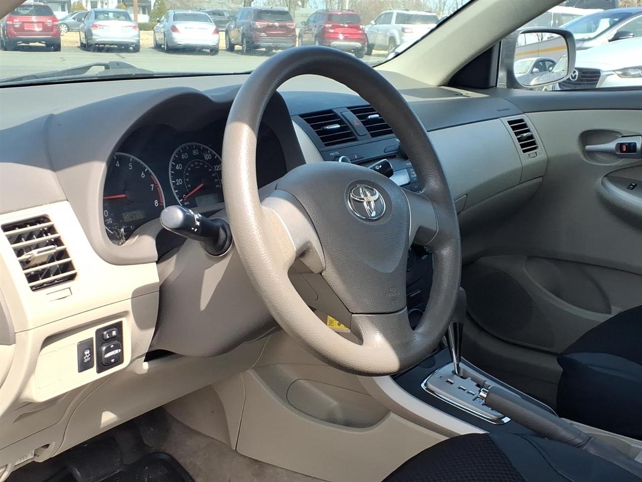 Toyota Corolla 4dr Sdn Auto LE (Natl) 2010