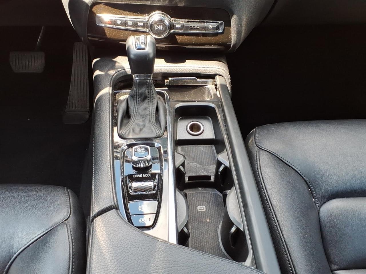 Volvo XC90 T5 AWD 5-Passenger Momentum *Ltd Avail* 2018