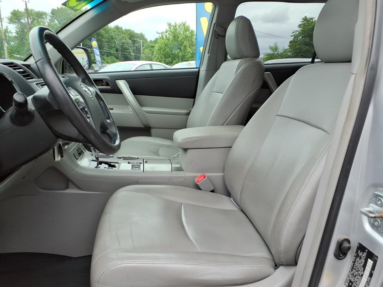 Toyota Highlander 4WD 4dr V6 (Natl) 2013