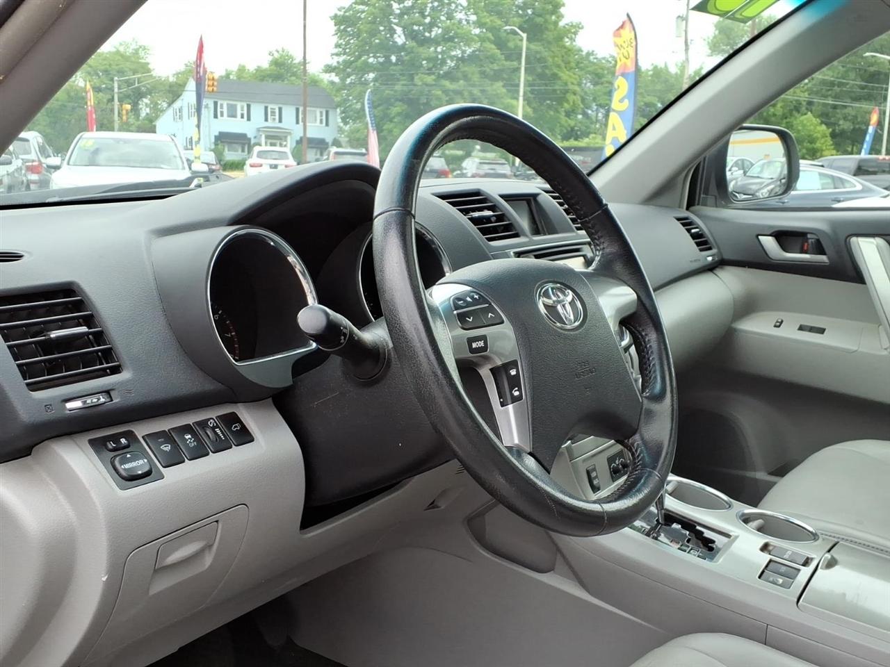 Toyota Highlander 4WD 4dr V6 (Natl) 2013