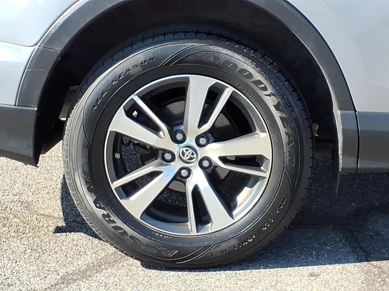 Toyota RAV4 XLE AWD (Natl) 2017