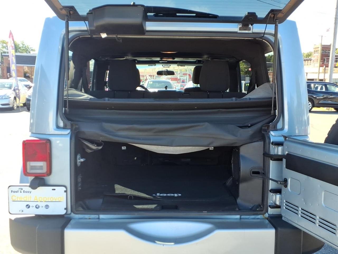 Jeep Wrangler Unlimited 4WD 4dr Sahara 2012
