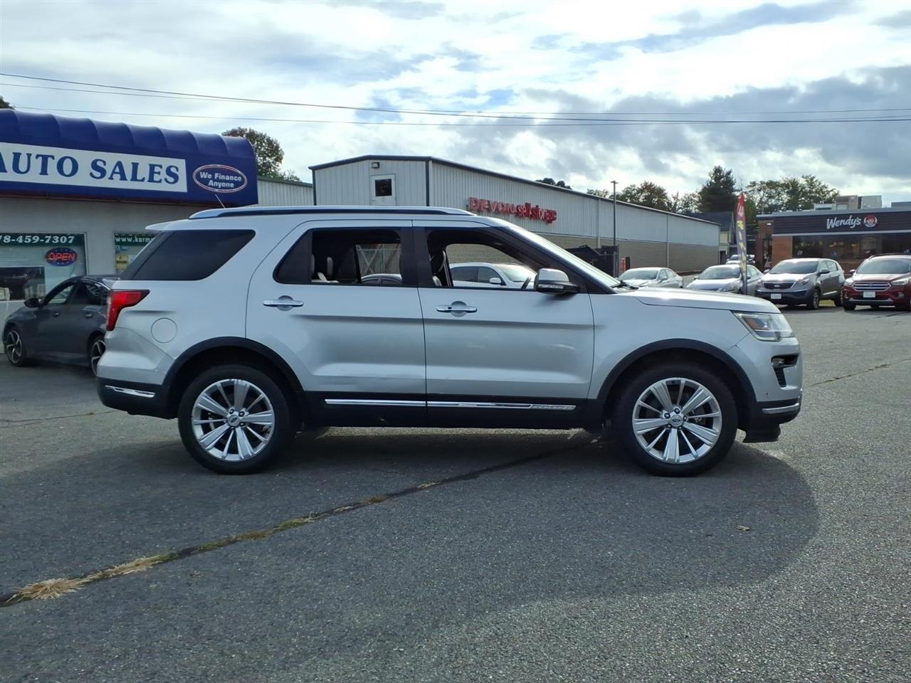 Ford Explorer photo 2