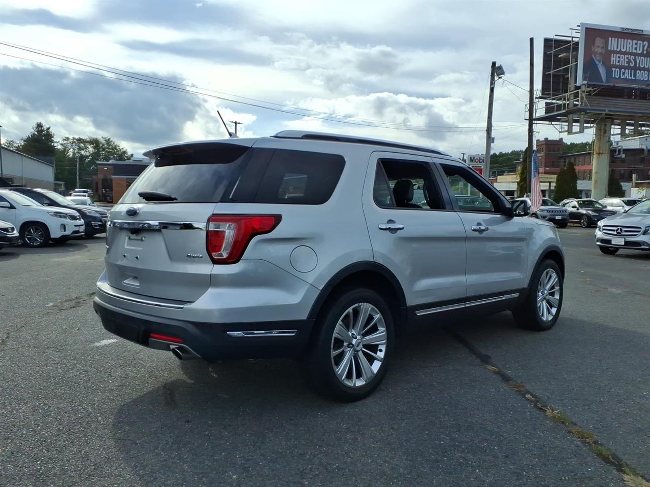 Ford Explorer photo 3