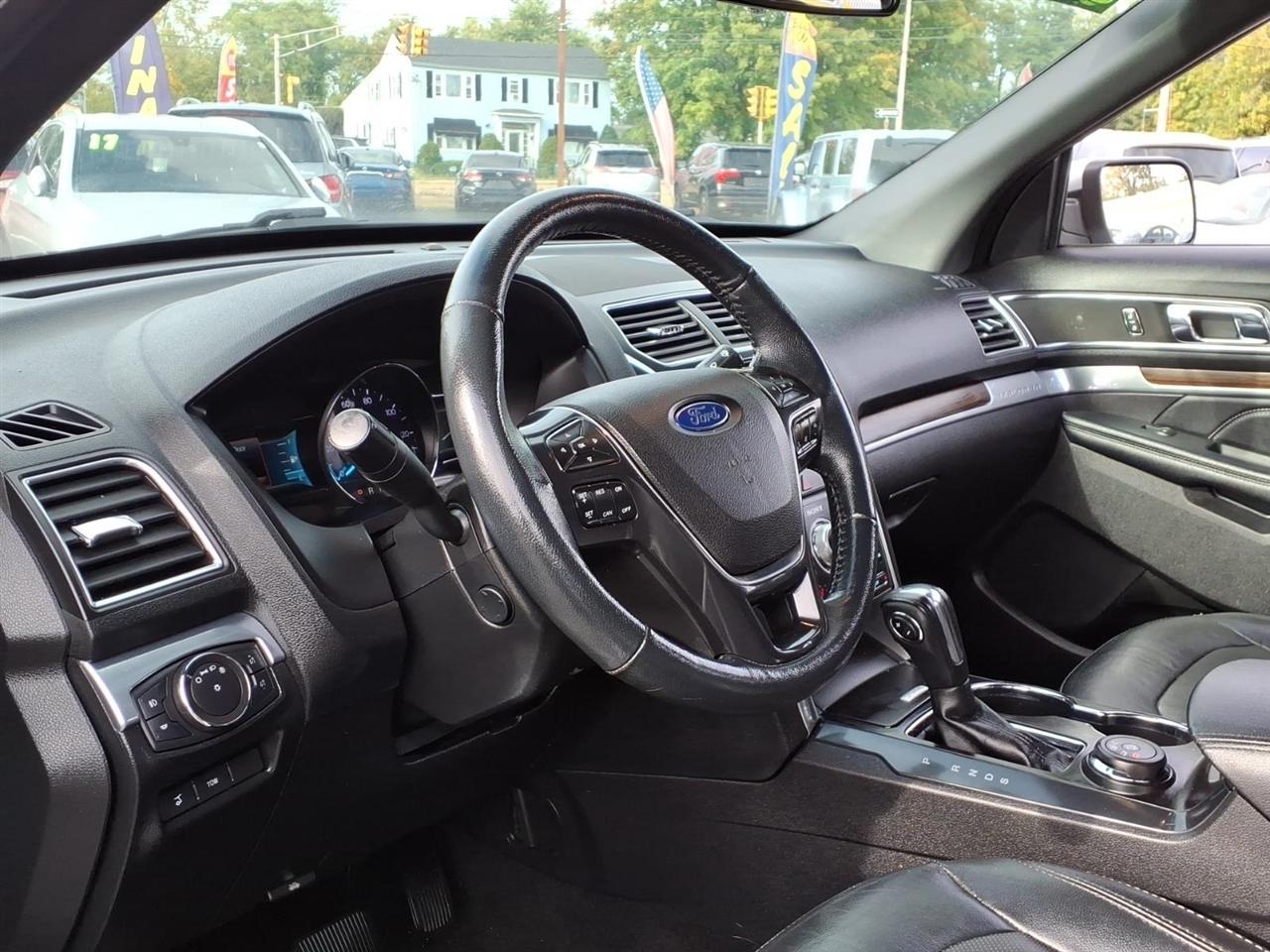 Ford Explorer photo 10