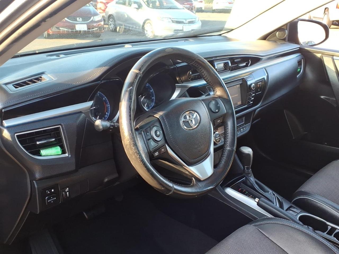 Toyota Corolla 4dr Sdn CVT LE Premium (Natl) 2015