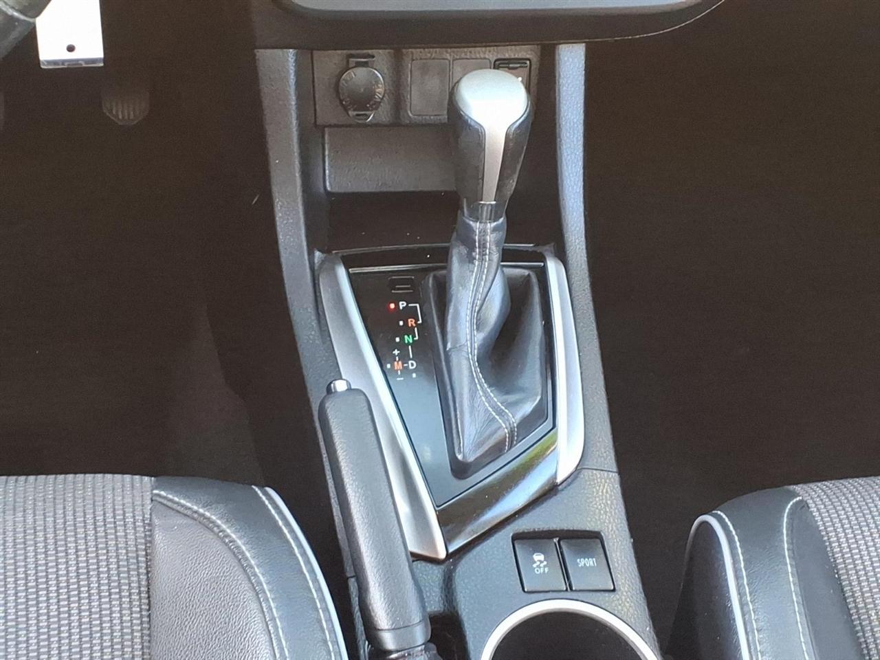 Toyota Corolla 4dr Sdn CVT LE Premium (Natl) 2015