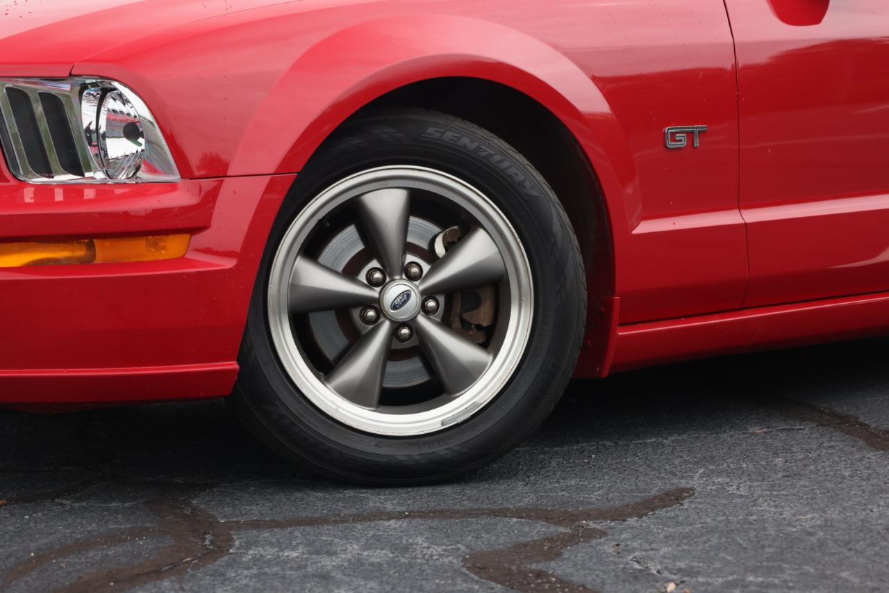 Ford Mustang GT Deluxe Coupe 2006