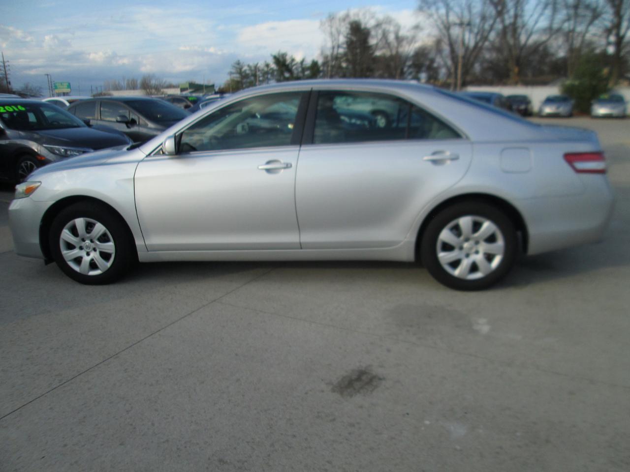 Toyota Camry Base 6-Spd AT 2011