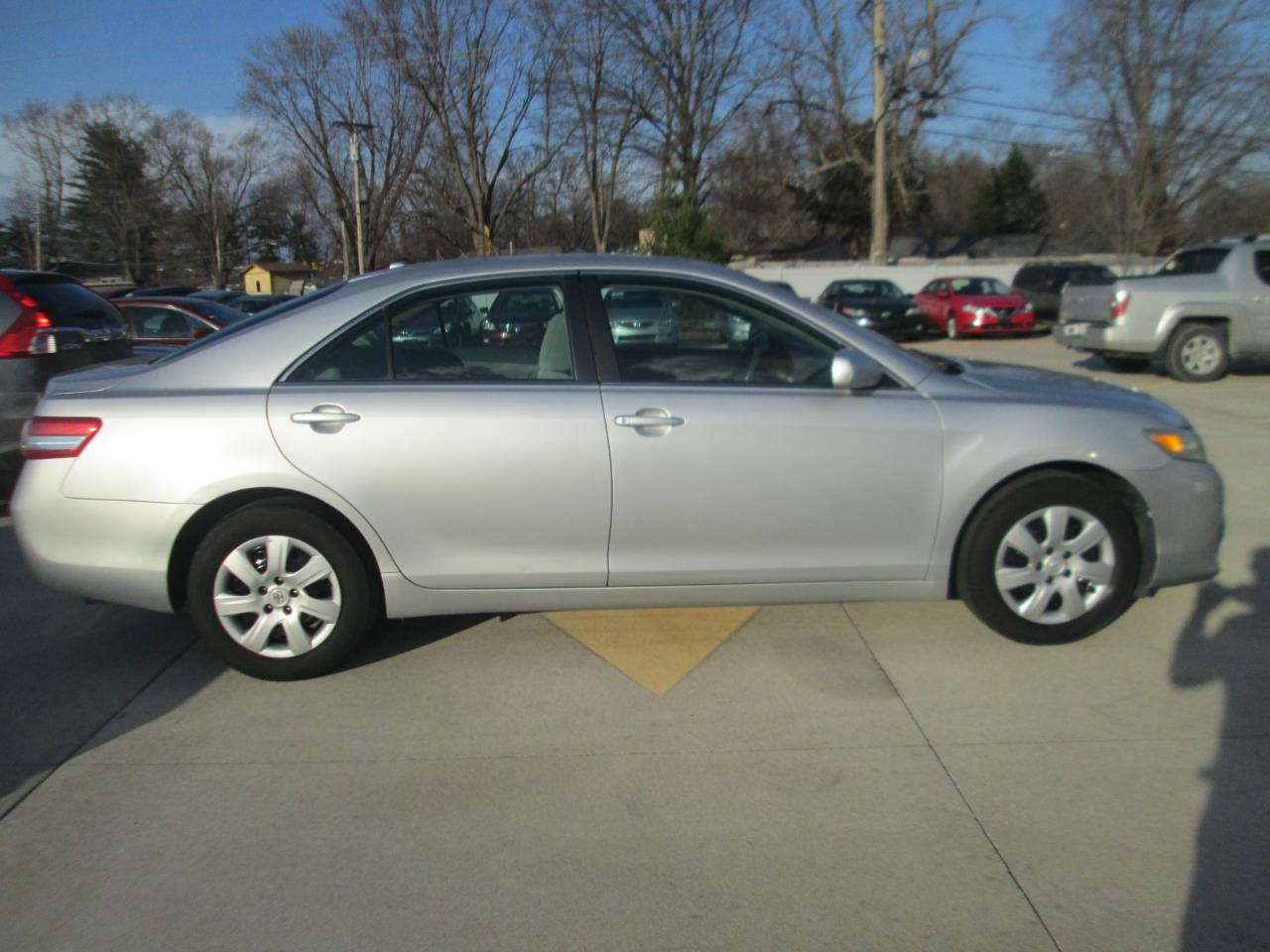 Toyota Camry Base 6-Spd AT 2011