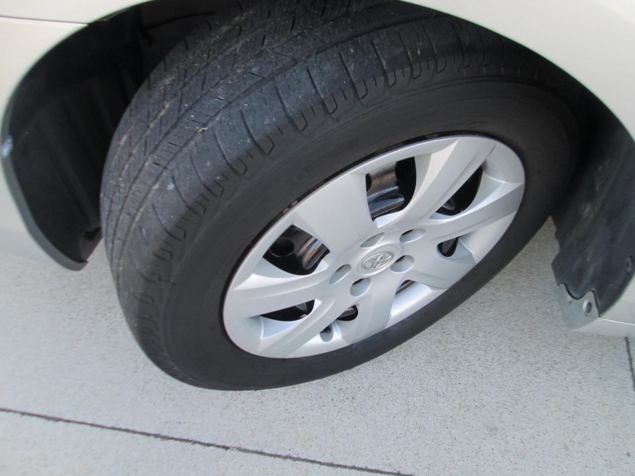 Toyota Camry Base 6-Spd AT 2011