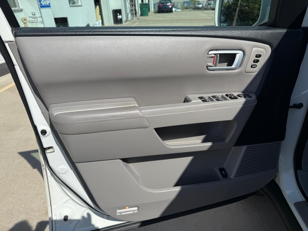 Honda Pilot Touring 4WD 5-Spd AT with DVD 2015
