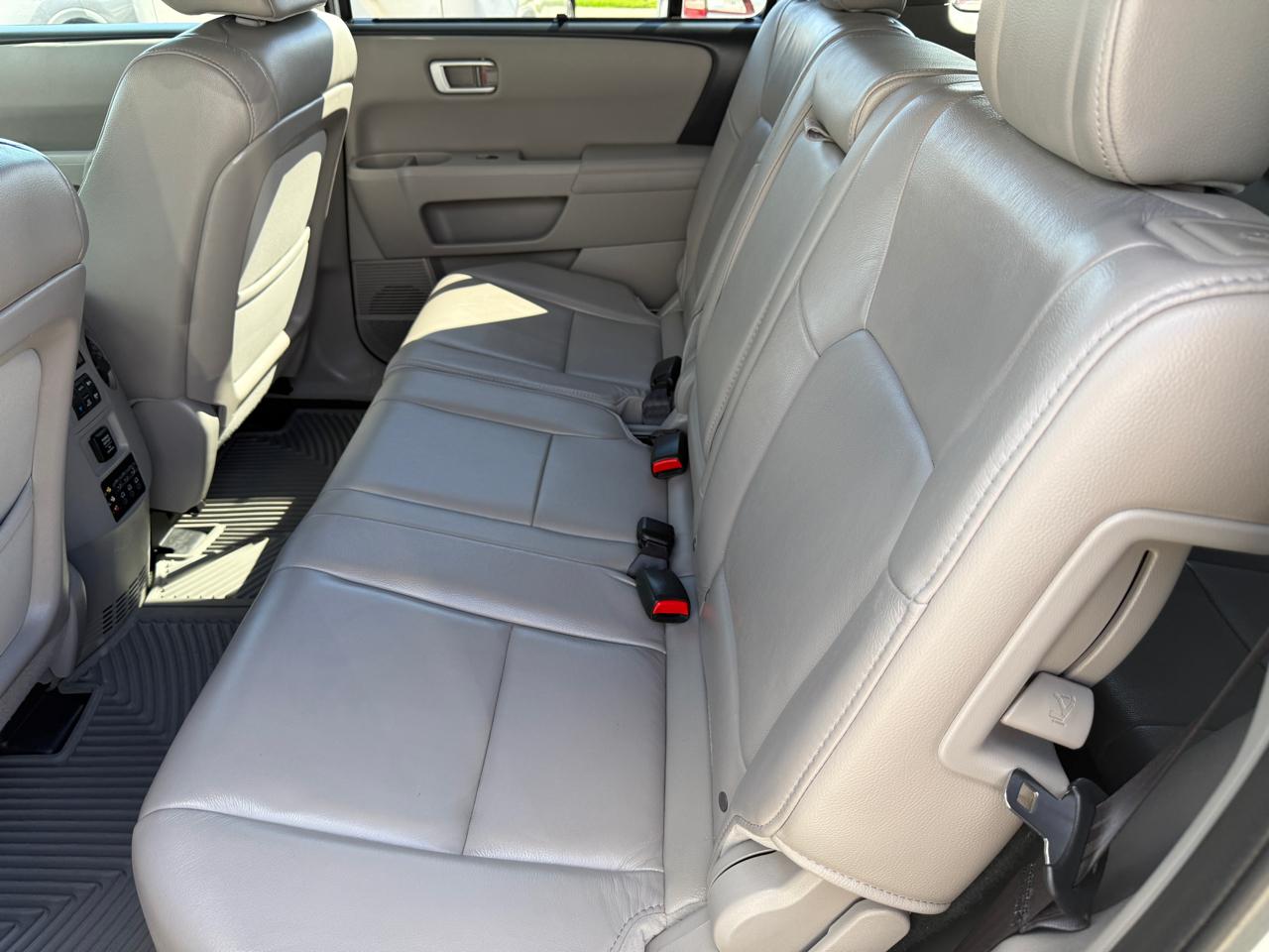 Honda Pilot Touring 4WD 5-Spd AT with DVD 2015