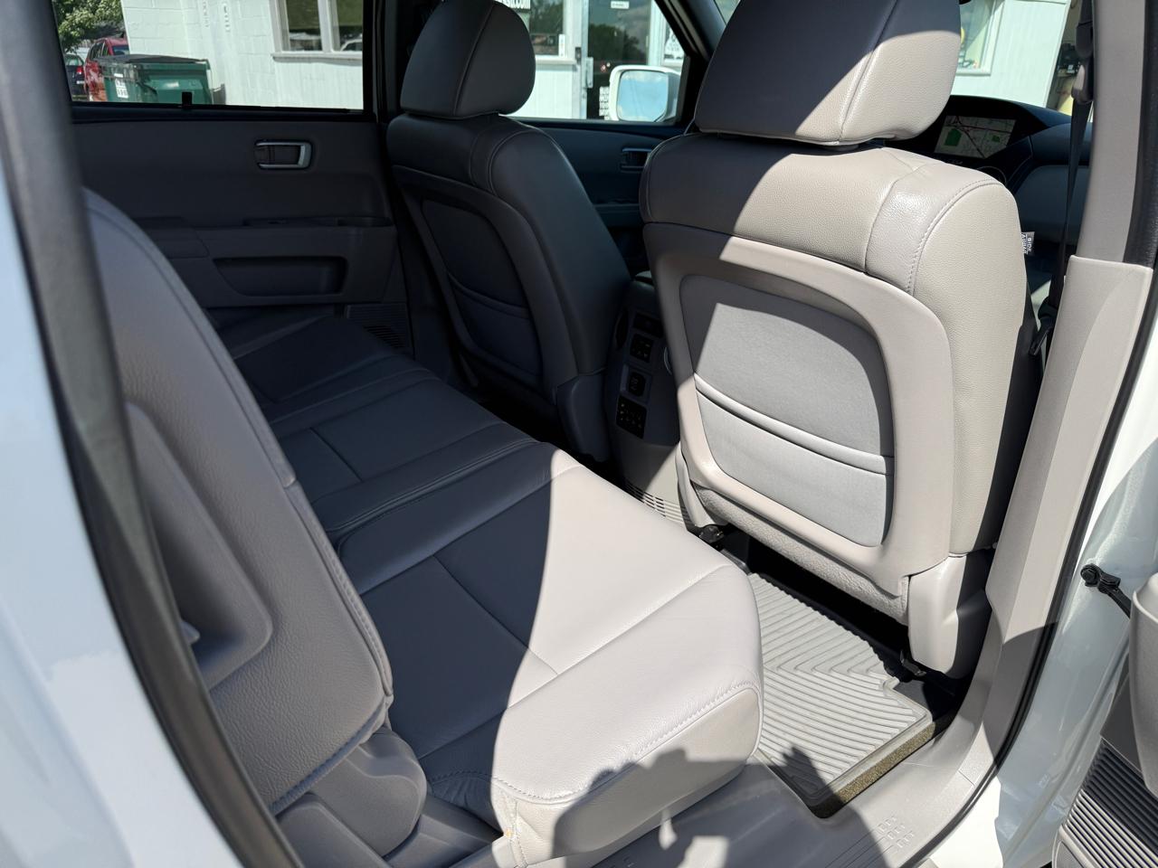 Honda Pilot Touring 4WD 5-Spd AT with DVD 2015