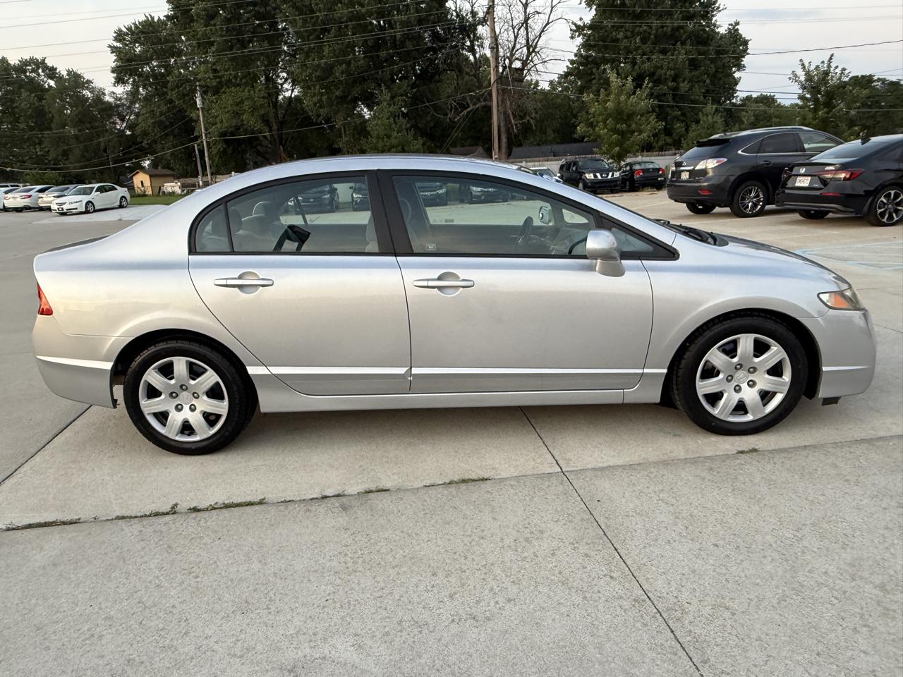Honda Civic LX Sedan 5-Speed AT 2010