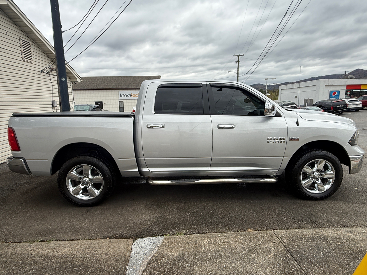 RAM 1500 SLT Crew Cab SWB 4WD 2016 RAM 1500 SLT Crew Cab SWB 4WD 2016