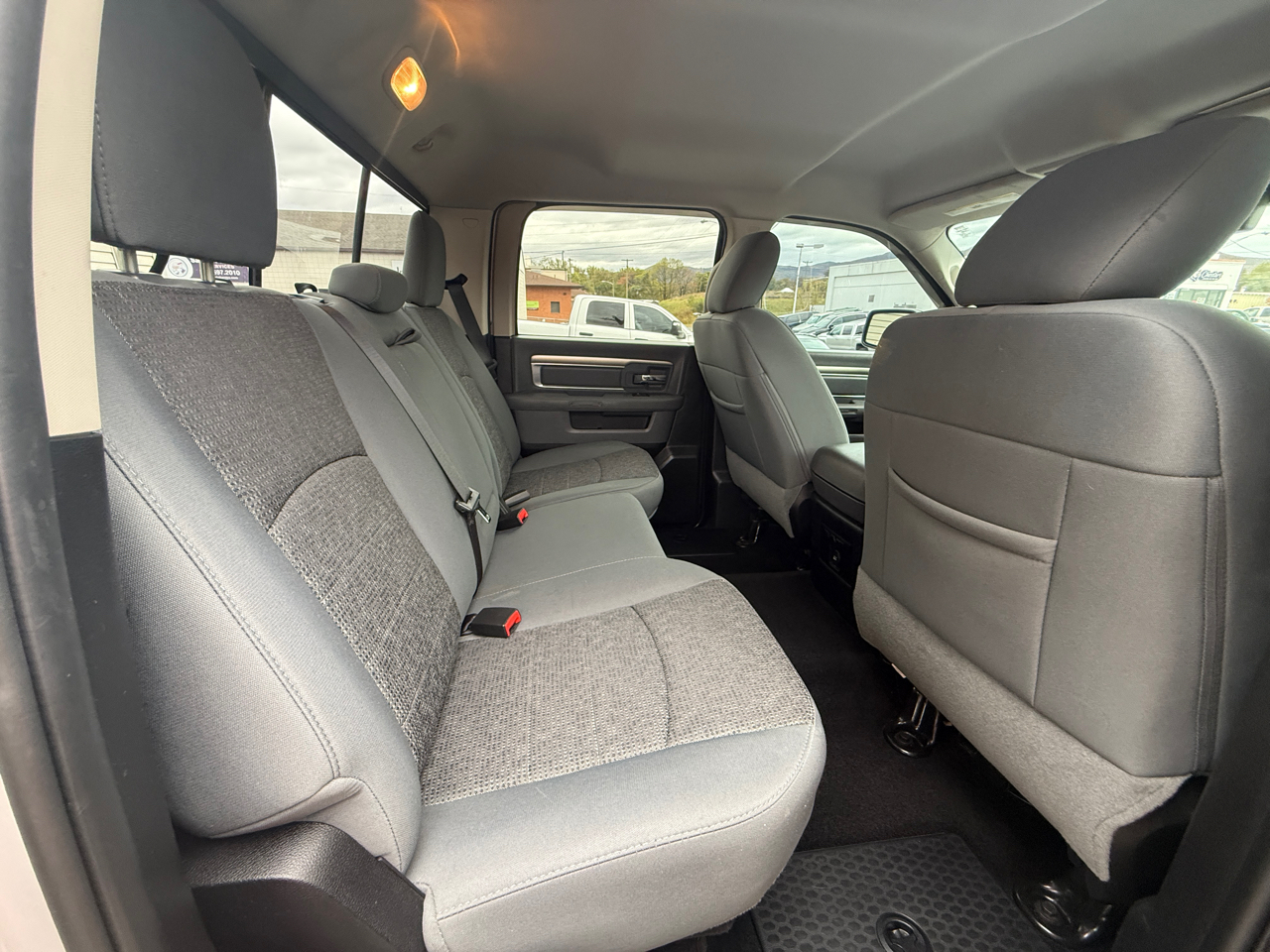 RAM 1500 SLT Crew Cab SWB 4WD 2016 RAM 1500 SLT Crew Cab SWB 4WD 2016