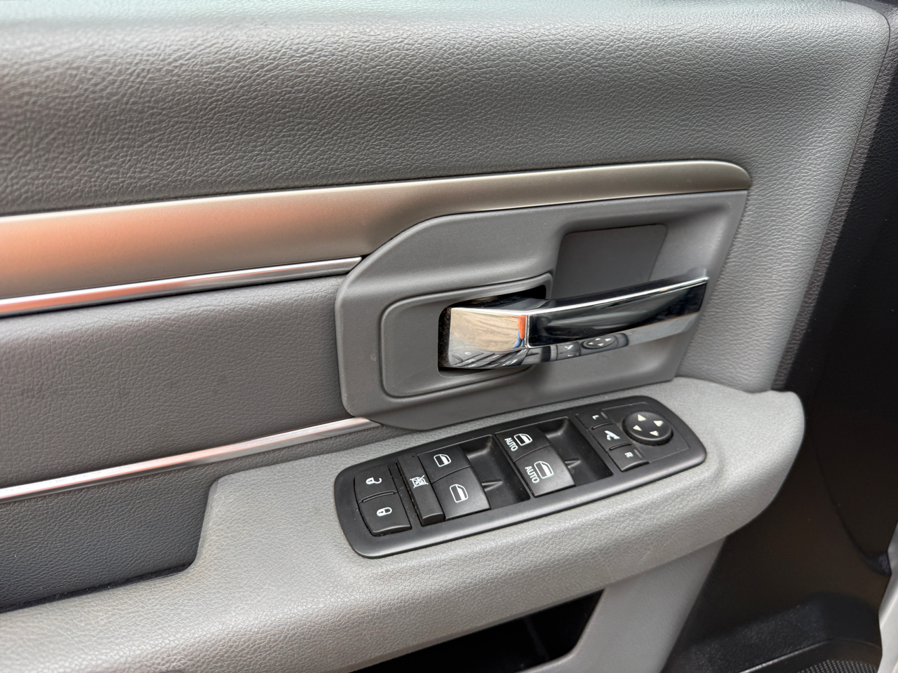 RAM 1500 SLT Crew Cab SWB 4WD 2016 RAM 1500 SLT Crew Cab SWB 4WD 2016