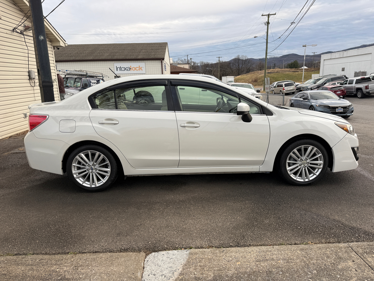 Subaru Impreza 2.0i Premium PZEV 4-Door 2016