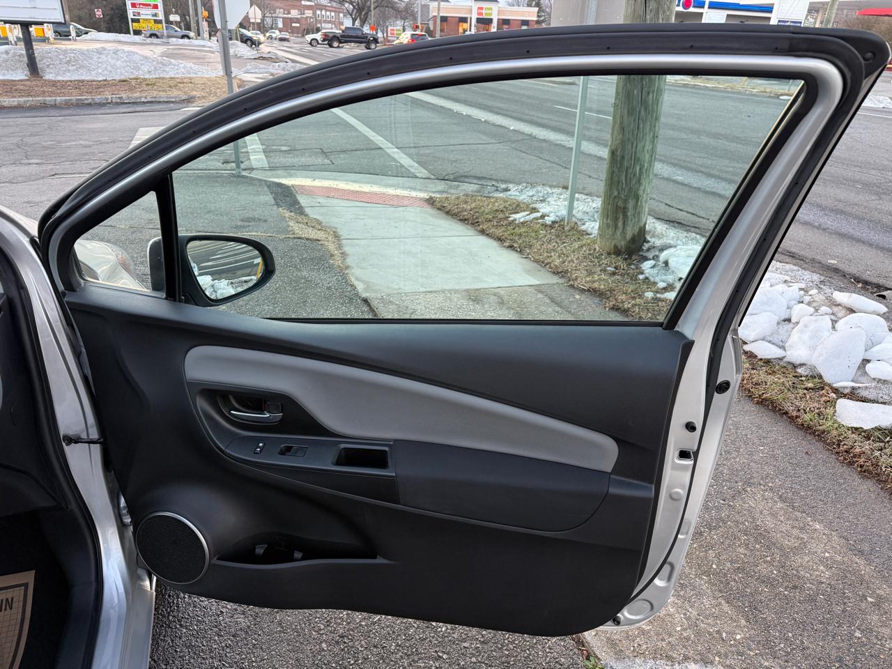 Toyota Yaris L 3-Door AT 2015