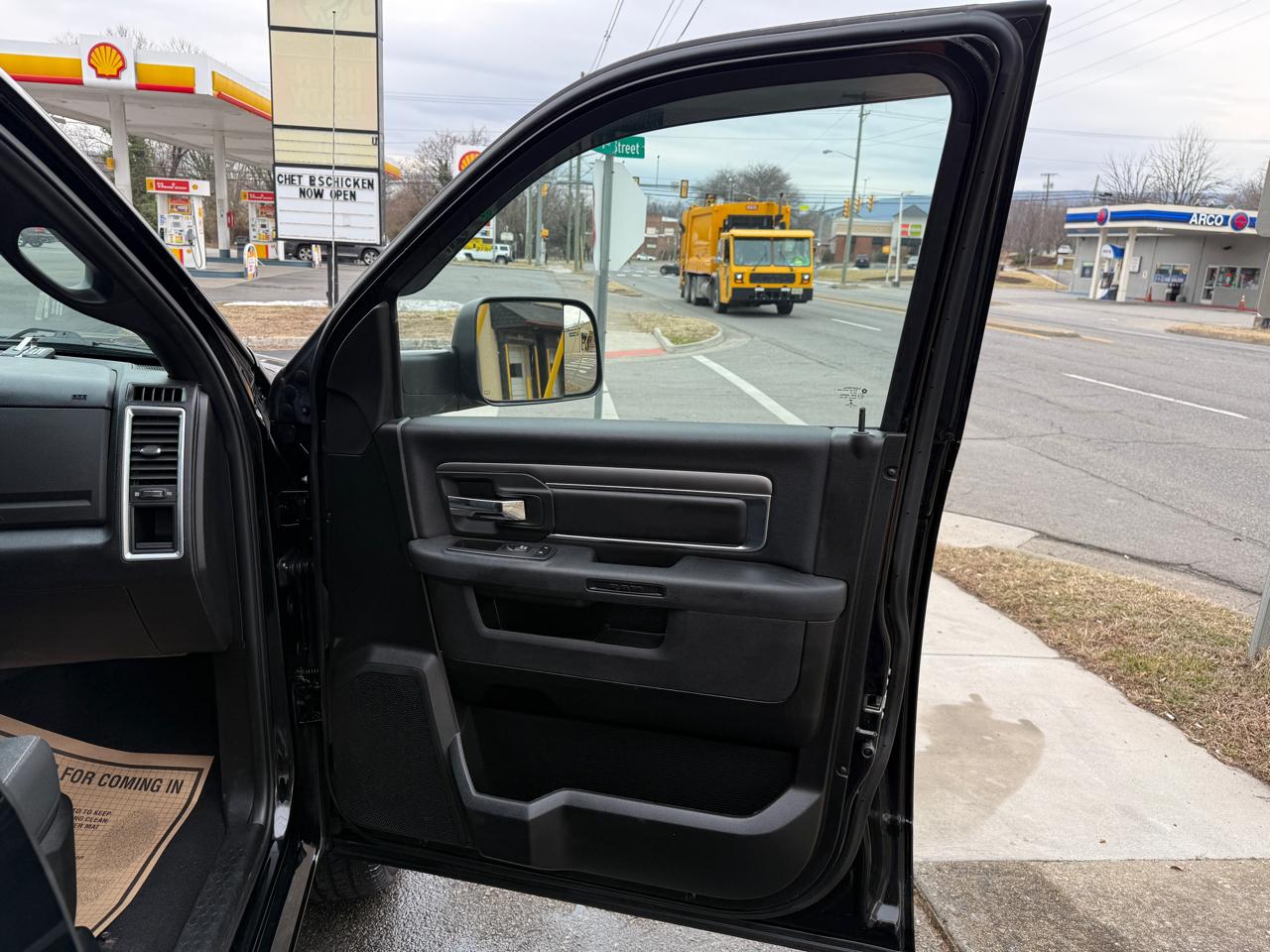 RAM 1500 SLT Quad Cab 4WD 2022