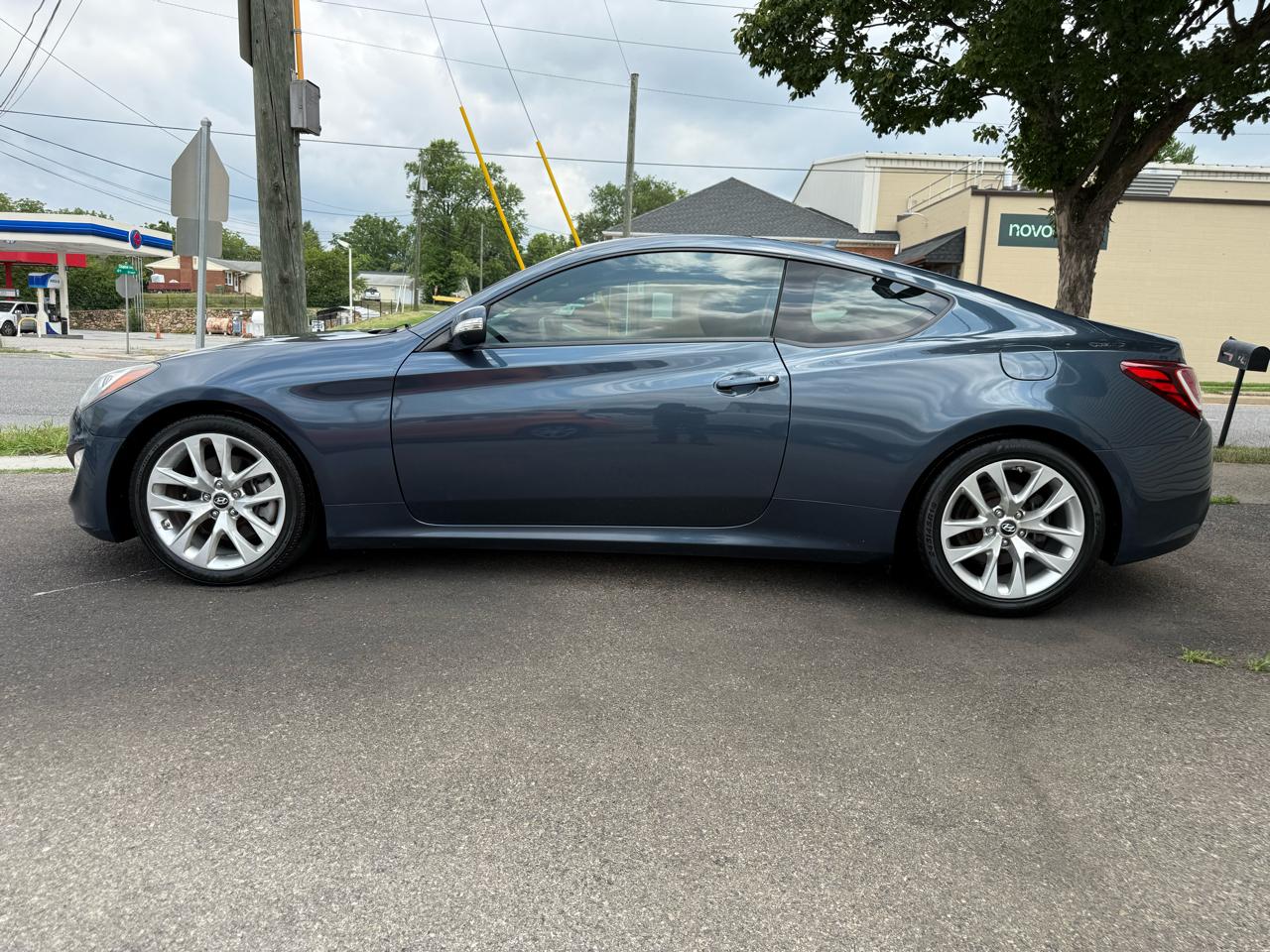 Hyundai Genesis Coupe 2dr 3.8L Auto Track 2013