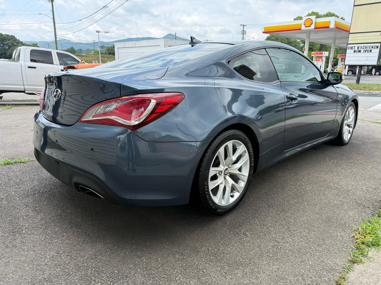 Hyundai Genesis Coupe 2dr 3.8L Auto Track 2013