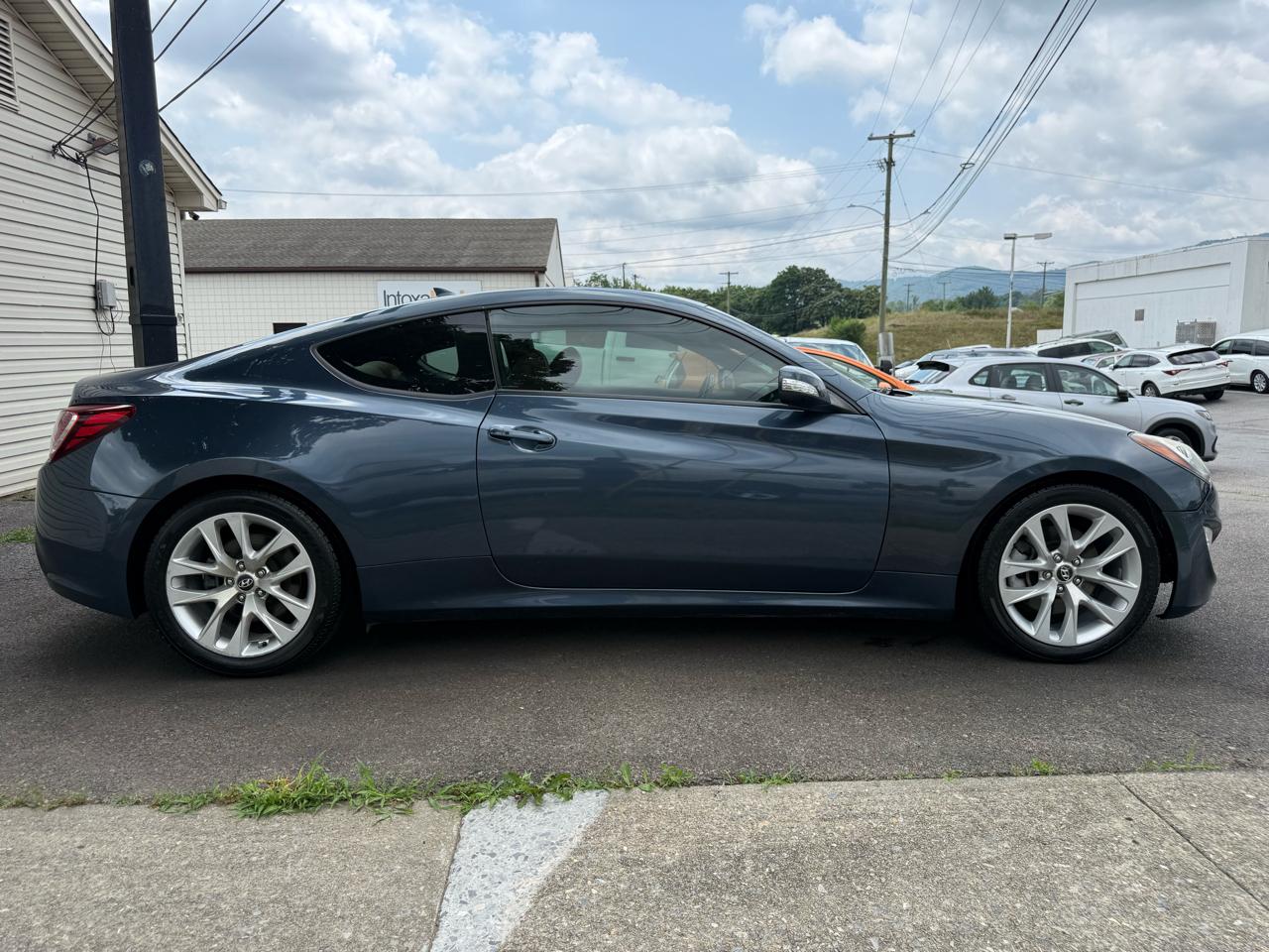 Hyundai Genesis Coupe 2dr 3.8L Auto Track 2013