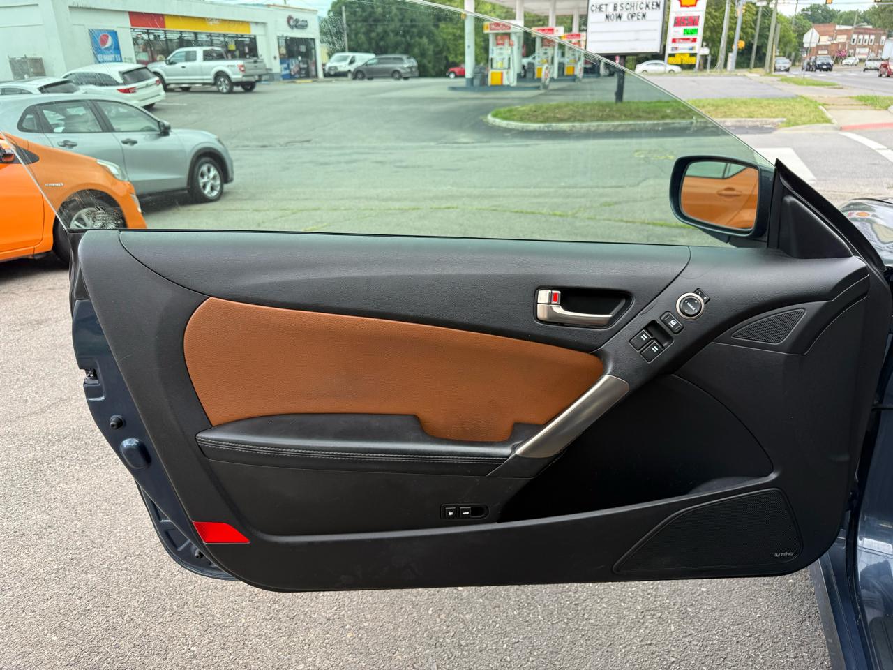 Hyundai Genesis Coupe 2dr 3.8L Auto Track 2013