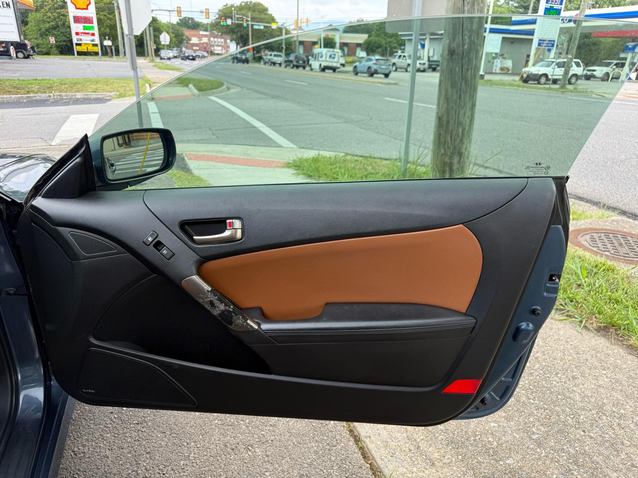 Hyundai Genesis Coupe 2dr 3.8L Auto Track 2013