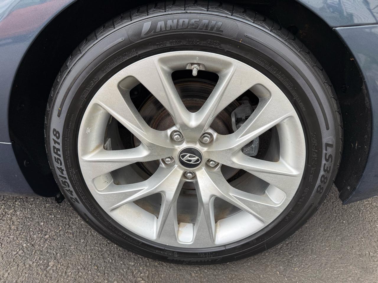 Hyundai Genesis Coupe 2dr 3.8L Auto Track 2013