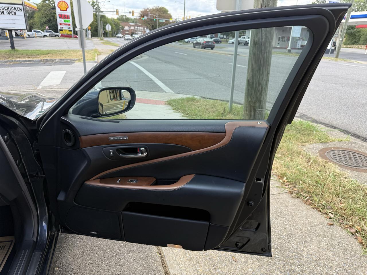Lexus LS 460 Luxury Sedan 2011