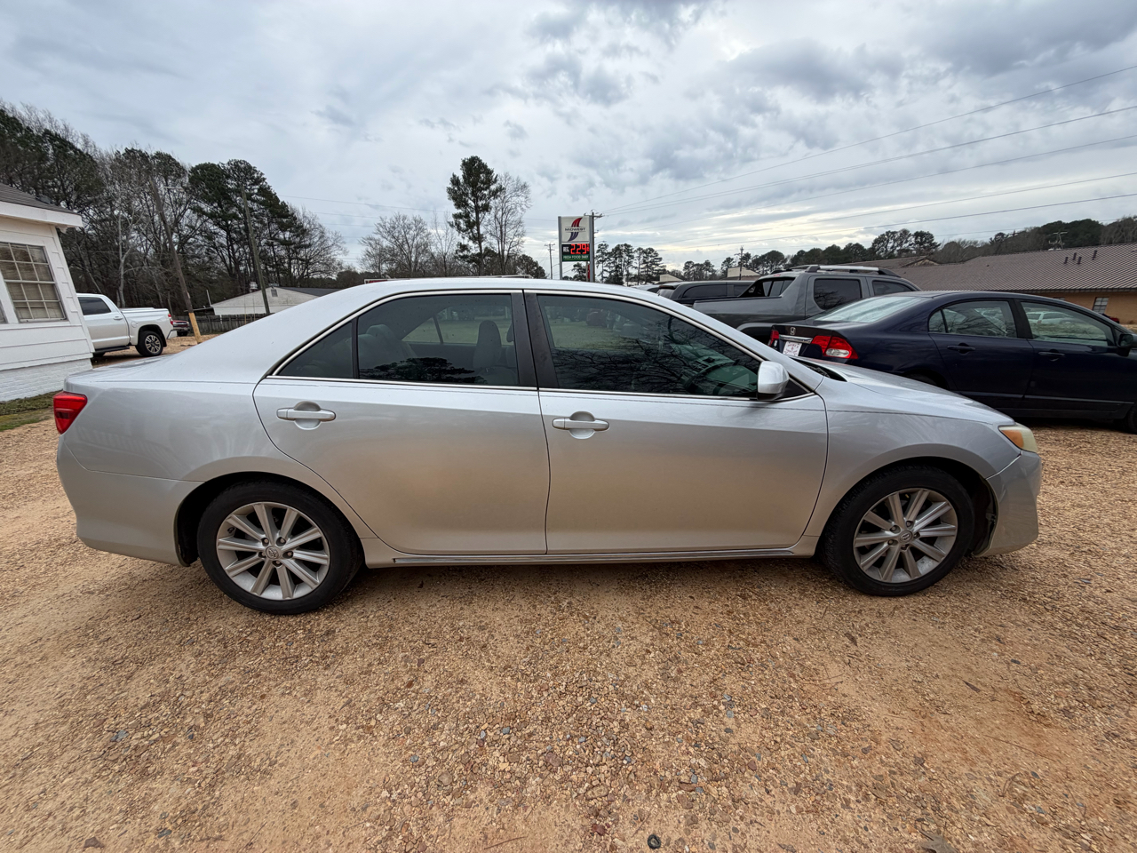 Toyota Camry 4dr Sdn I4 Auto XLE (Natl) 2013