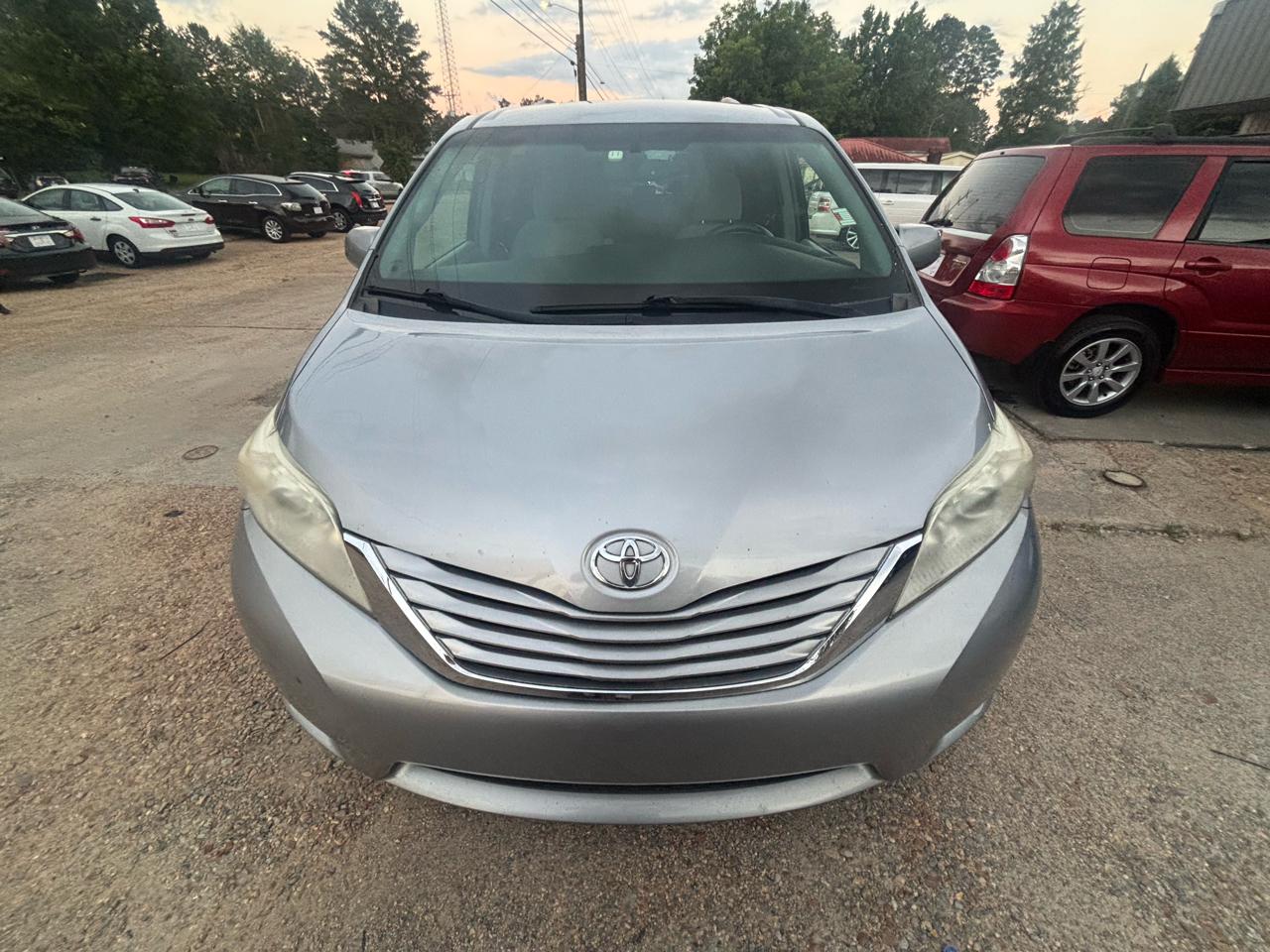 Toyota Sienna 5dr 8-Pass Van LE FWD (Natl) 2015