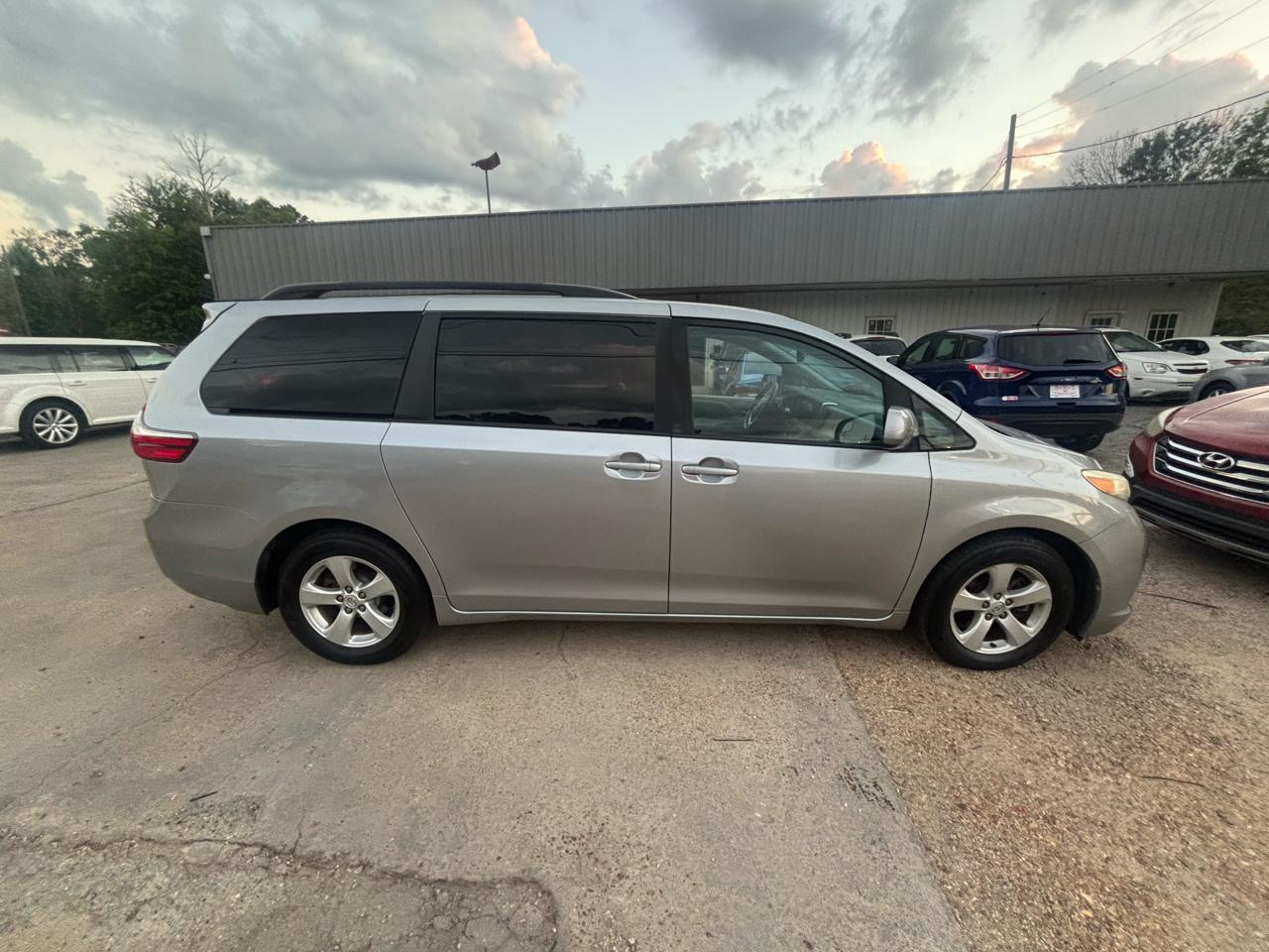 Toyota Sienna 5dr 8-Pass Van LE FWD (Natl) 2015