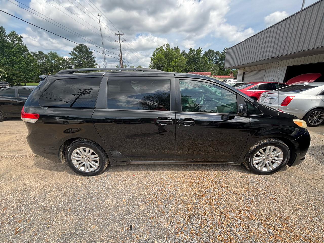 Toyota Sienna 5dr 7-Pass Van V6 XLE AAS FWD (Natl) 2011