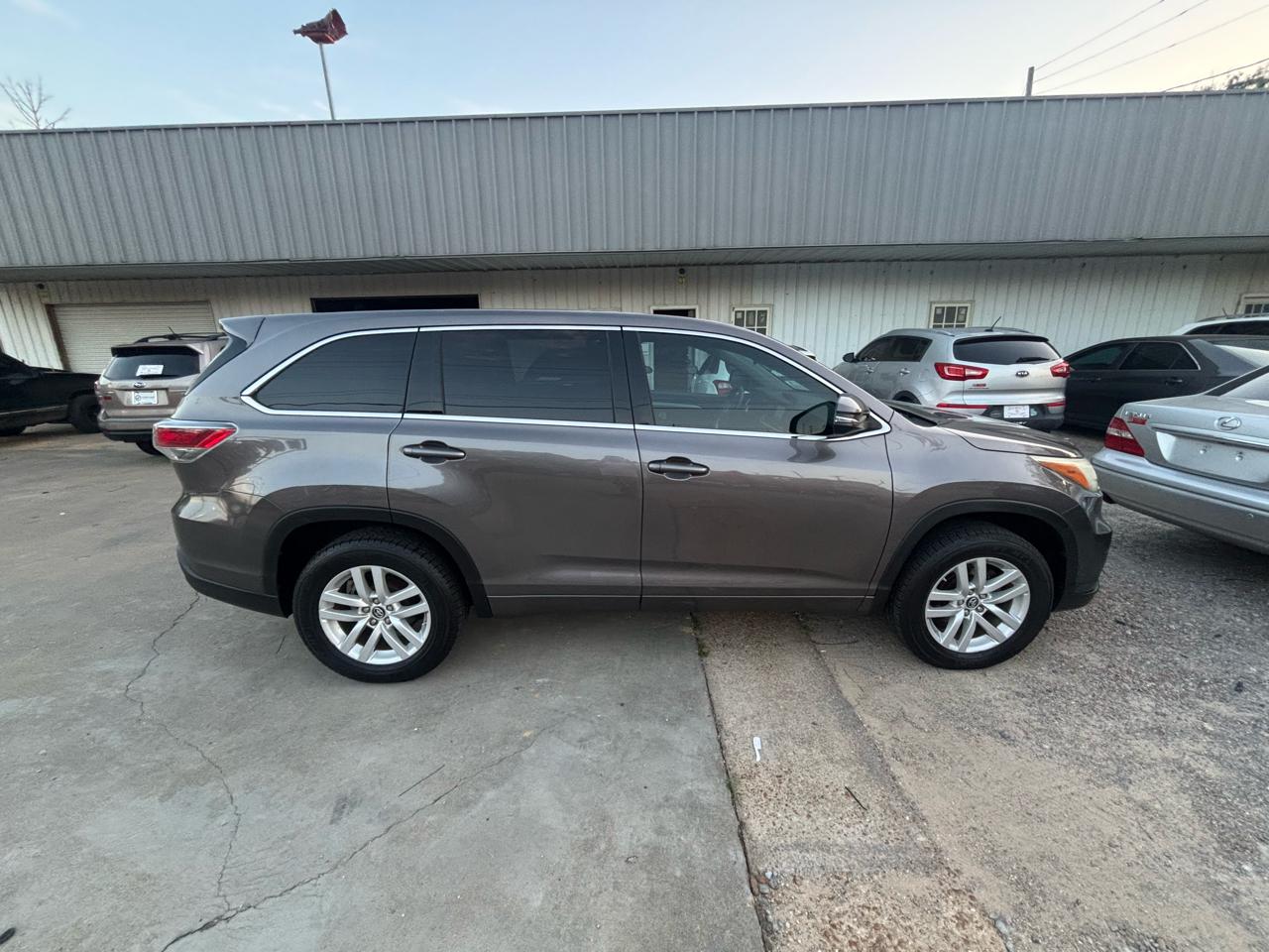 Toyota Highlander FWD 4dr V6 LE (Natl) 2016