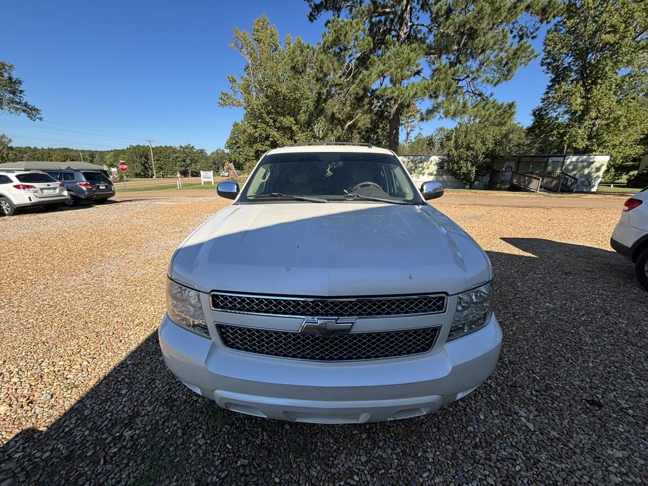 Chevrolet Tahoe photo 2
