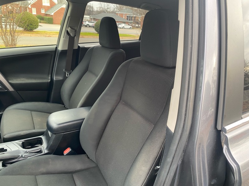 Toyota RAV4 LE FWD 2018