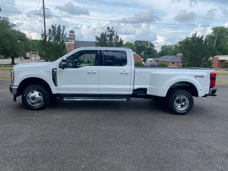 Ford F-350 SD Lariat Crew Cab Long Bed DRW 4WD 2023