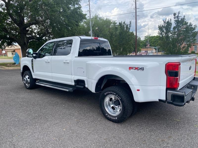 Ford F-350 SD Lariat Crew Cab Long Bed DRW 4WD 2023
