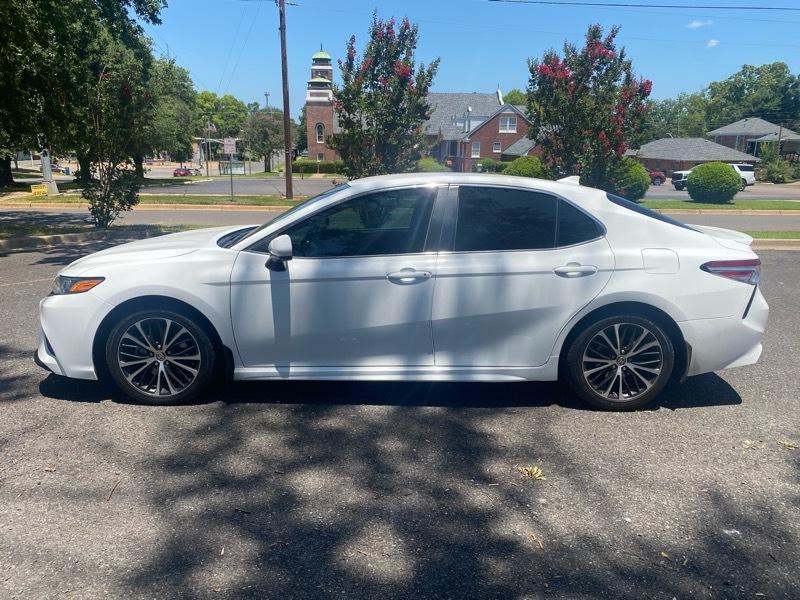 Toyota Camry SE 2020
