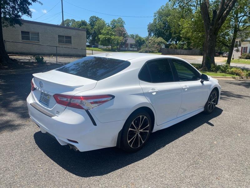 Toyota Camry SE 2020