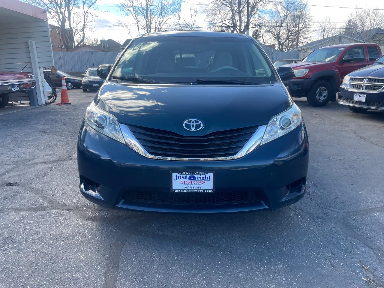 Toyota Sienna LE AWD 2011
