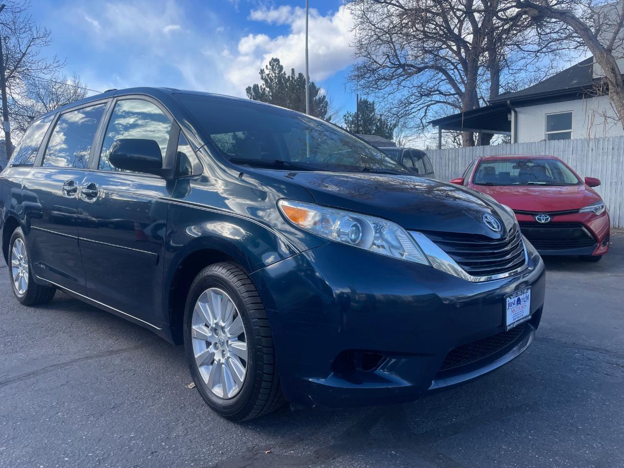 Toyota Sienna LE AWD 2011